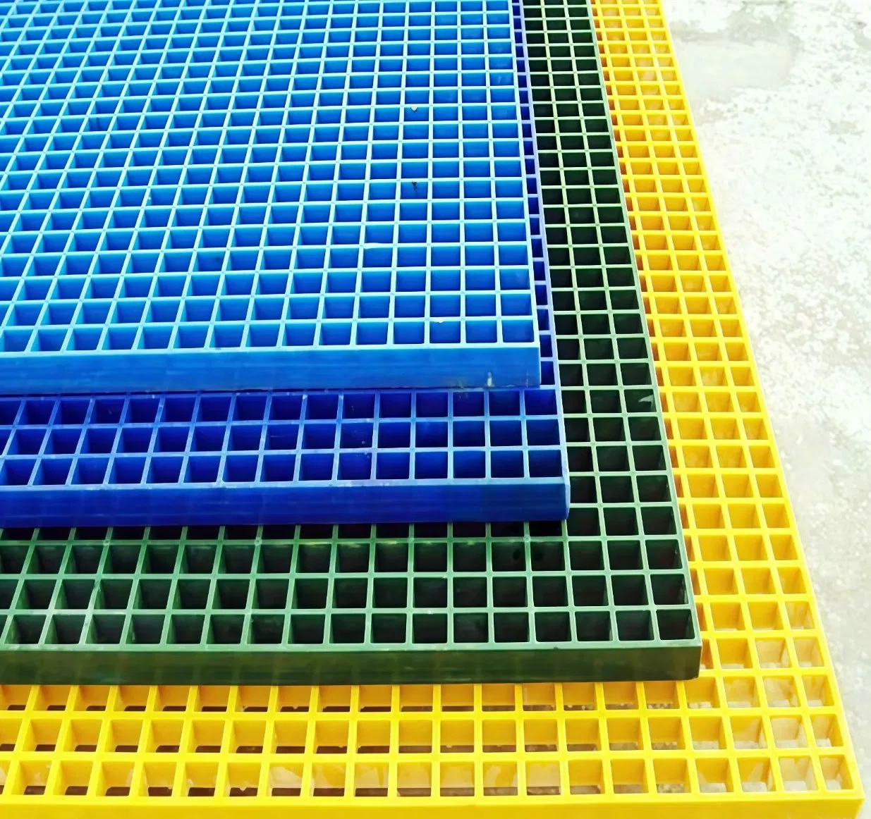 Heat Resistant Glass Reinforced 50*50mm Plastic Fiberglass FRP Grating with Custom Cutting Processing Service Available