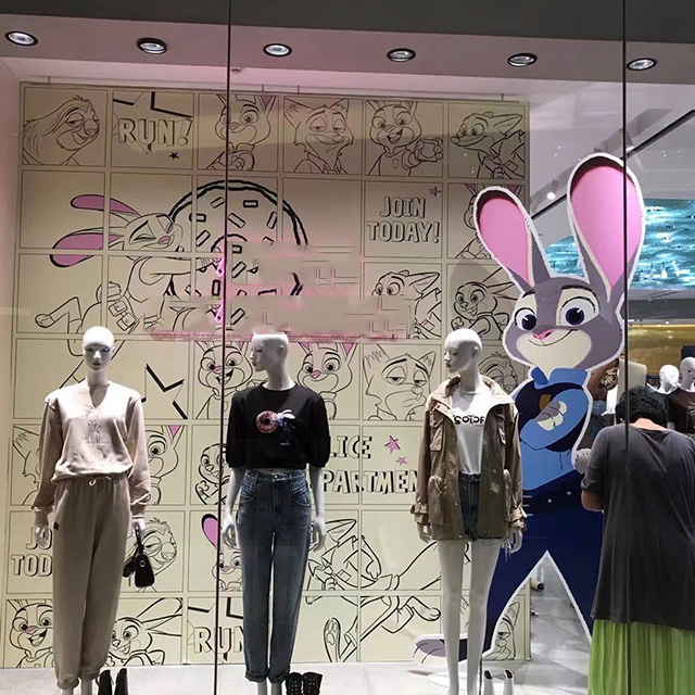 Professional Manufacturing Retail Store Decoration Costume Model Creative New Retail Store Decoration Window Display Props