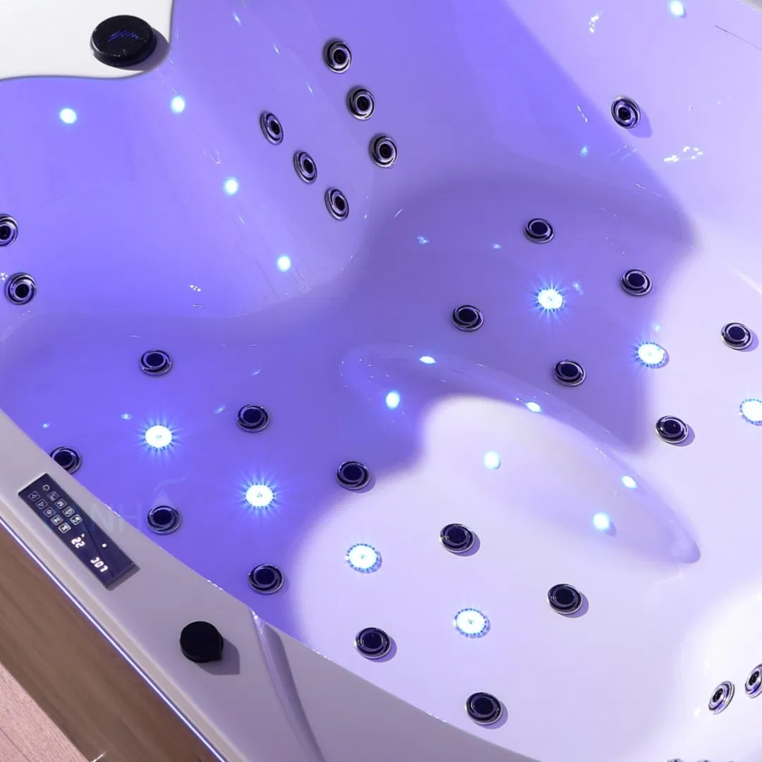 Угловая ванна с гидромассажем и панелью управления