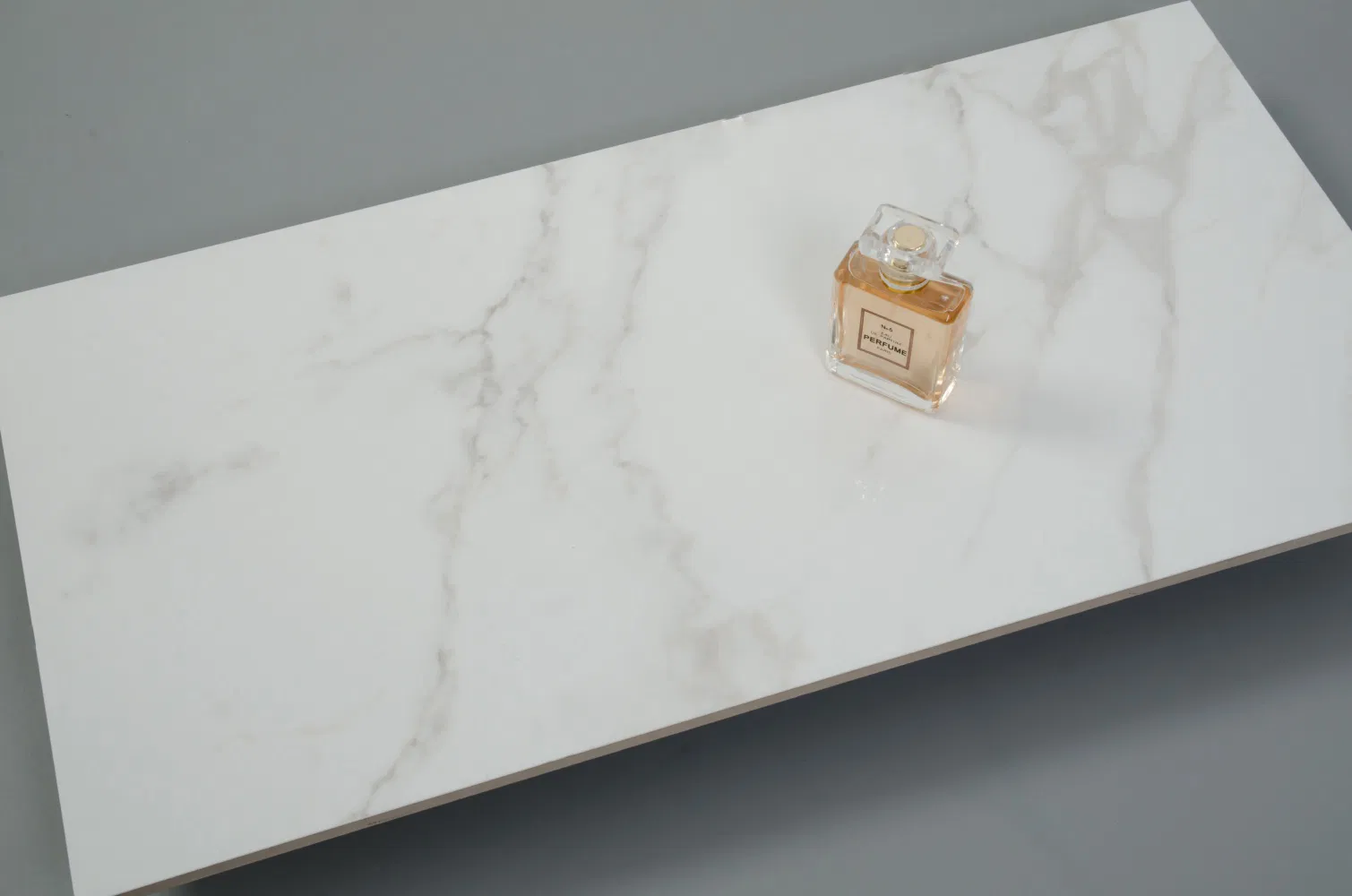 Керамическая плитка Carrara White 300x600 мм для ванной