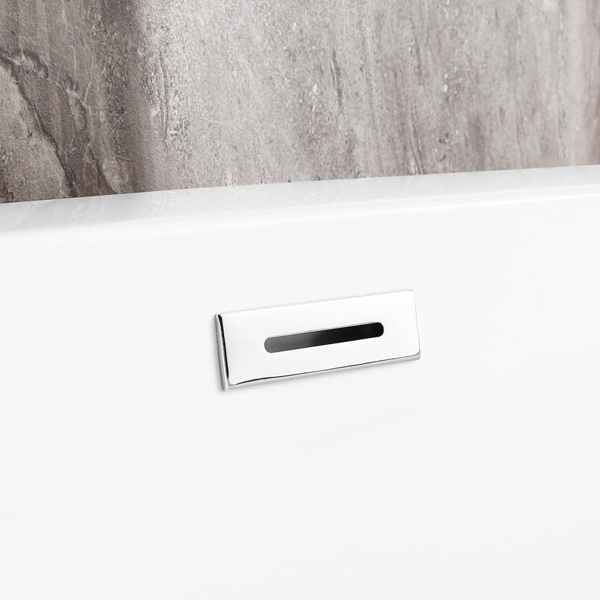 Акриловая ванна с черным смесителем