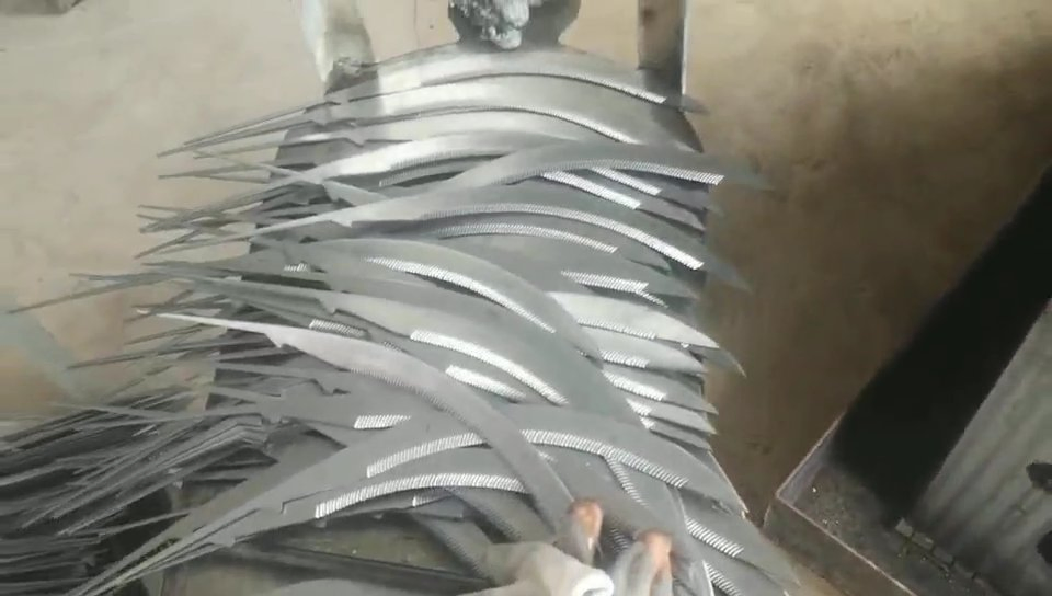 Hight Quality Agricultural Hand Tools Steel Grass Tooth Garden Sickle with Wooden Handle