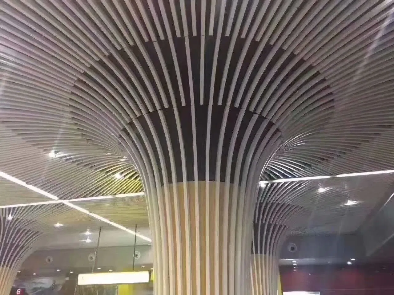 Wood Grain Strip Aluminum Baffle Ceiling for Interior Decoration