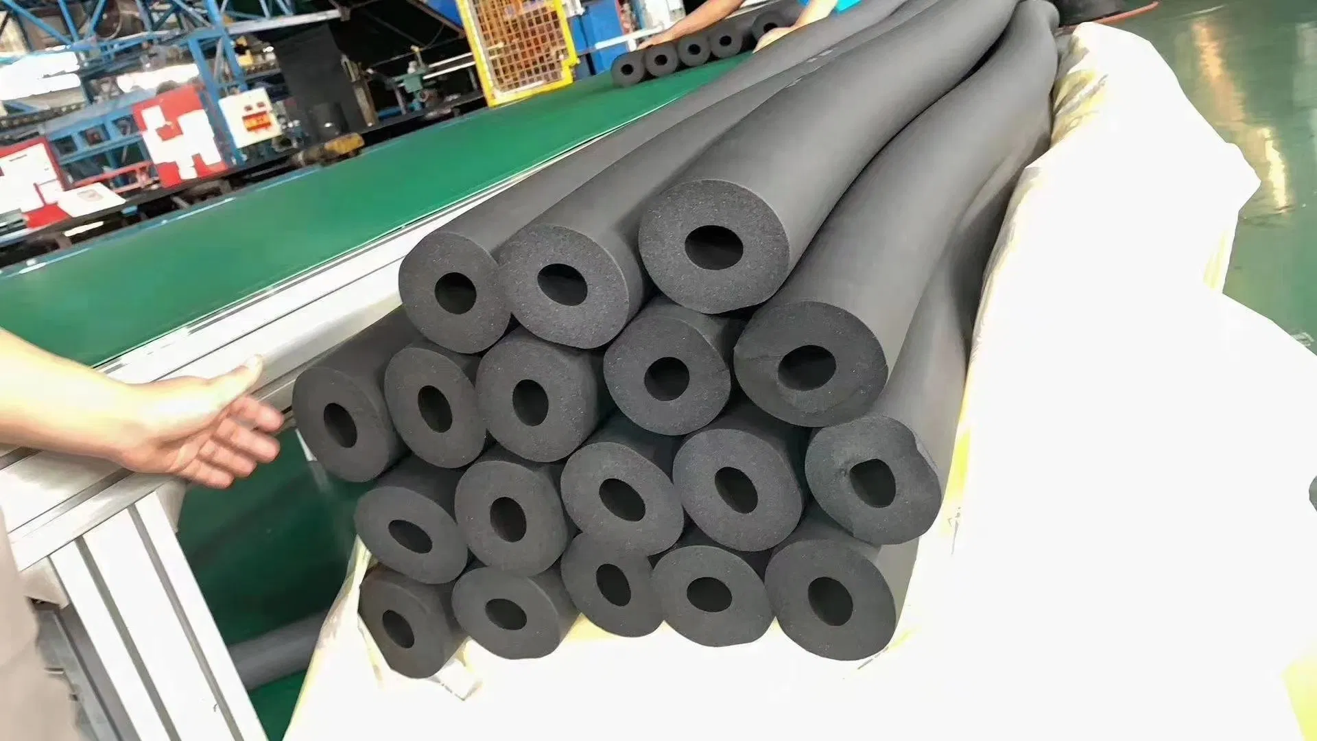High Quality Foam Rubber Pipe Heat Insulation Tube with Aluminium Foil
