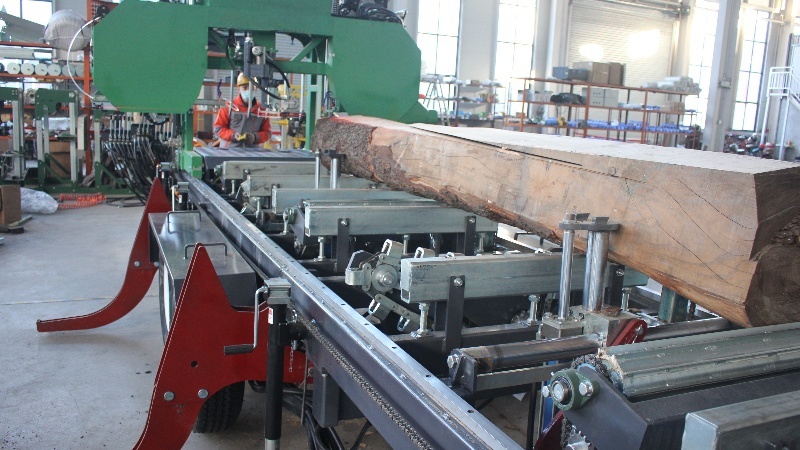 Ленточная пила по дереву лесопильная на прицепе мобильная