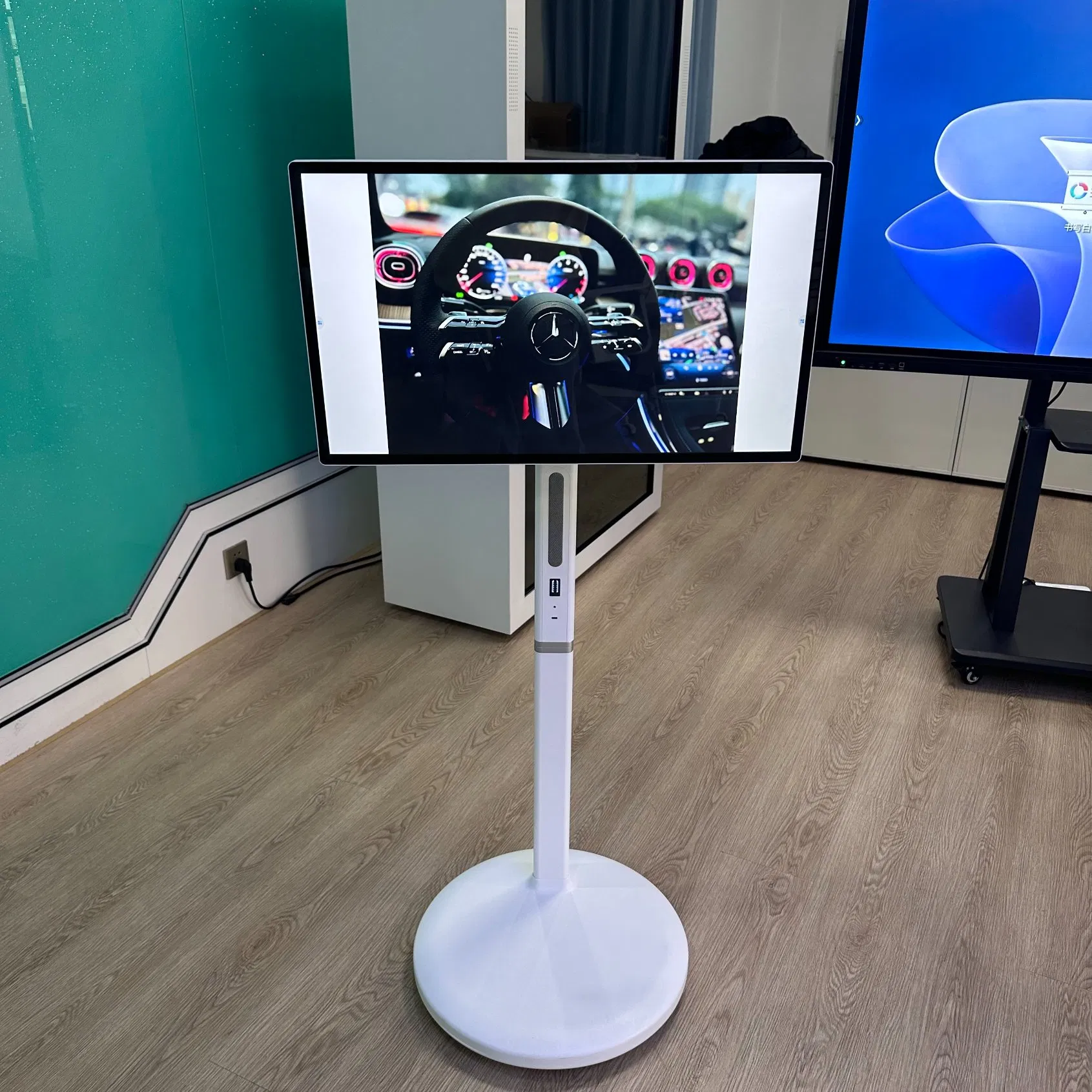 32-дюймовый интерактивный поворотный монитор с батареей