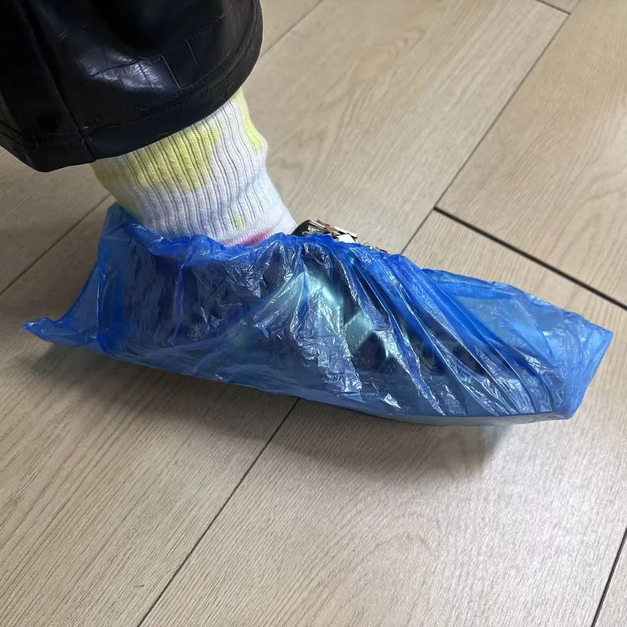 Premium Cleanroom Custom Disposable PE Water Proof Non Slip Plastic Shoecovers