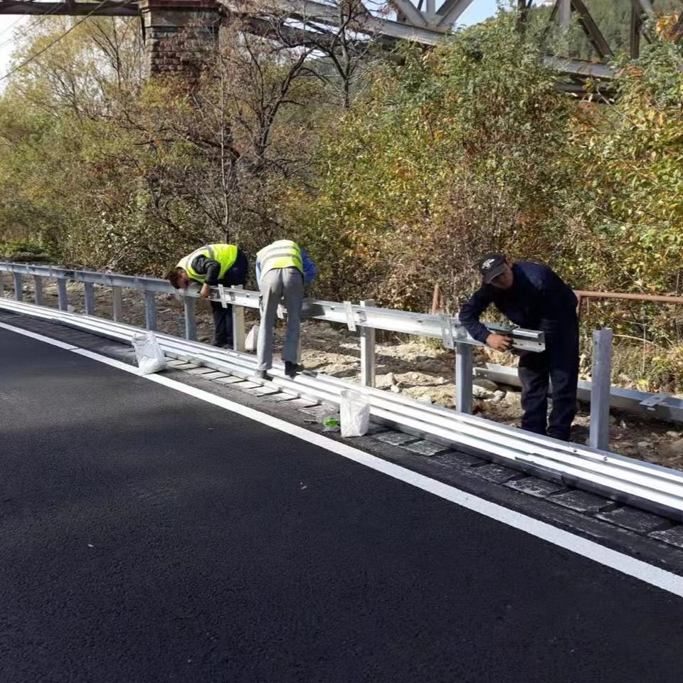 High Quality Stainless Steel Traffic Barrier W Beam Thrie Wave Galvanized Highway Guard Rails En1317 Standard with CE Certificate