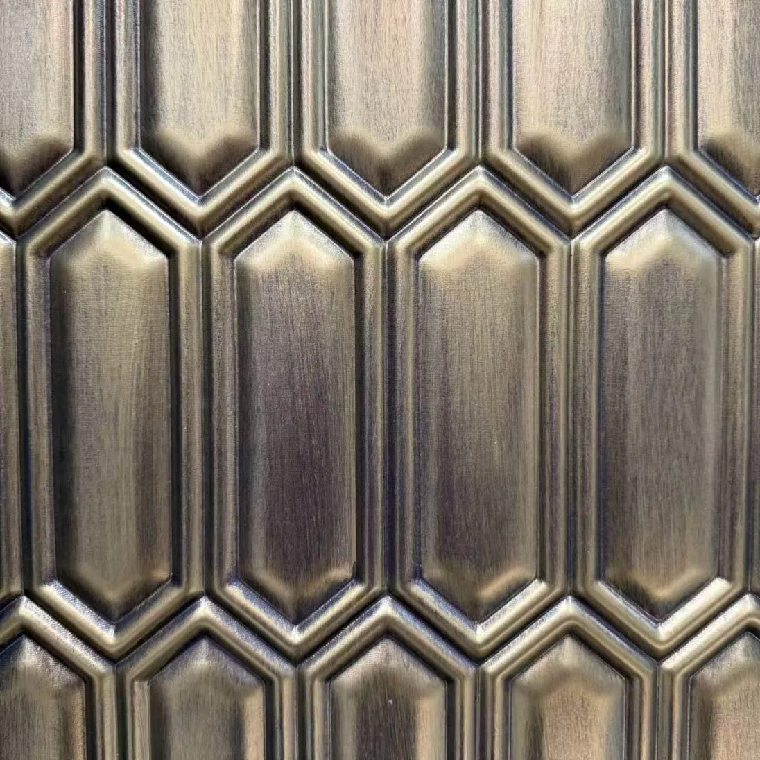 Алюминиевая двустворчатая дверь с золотым геометрическим дизайном