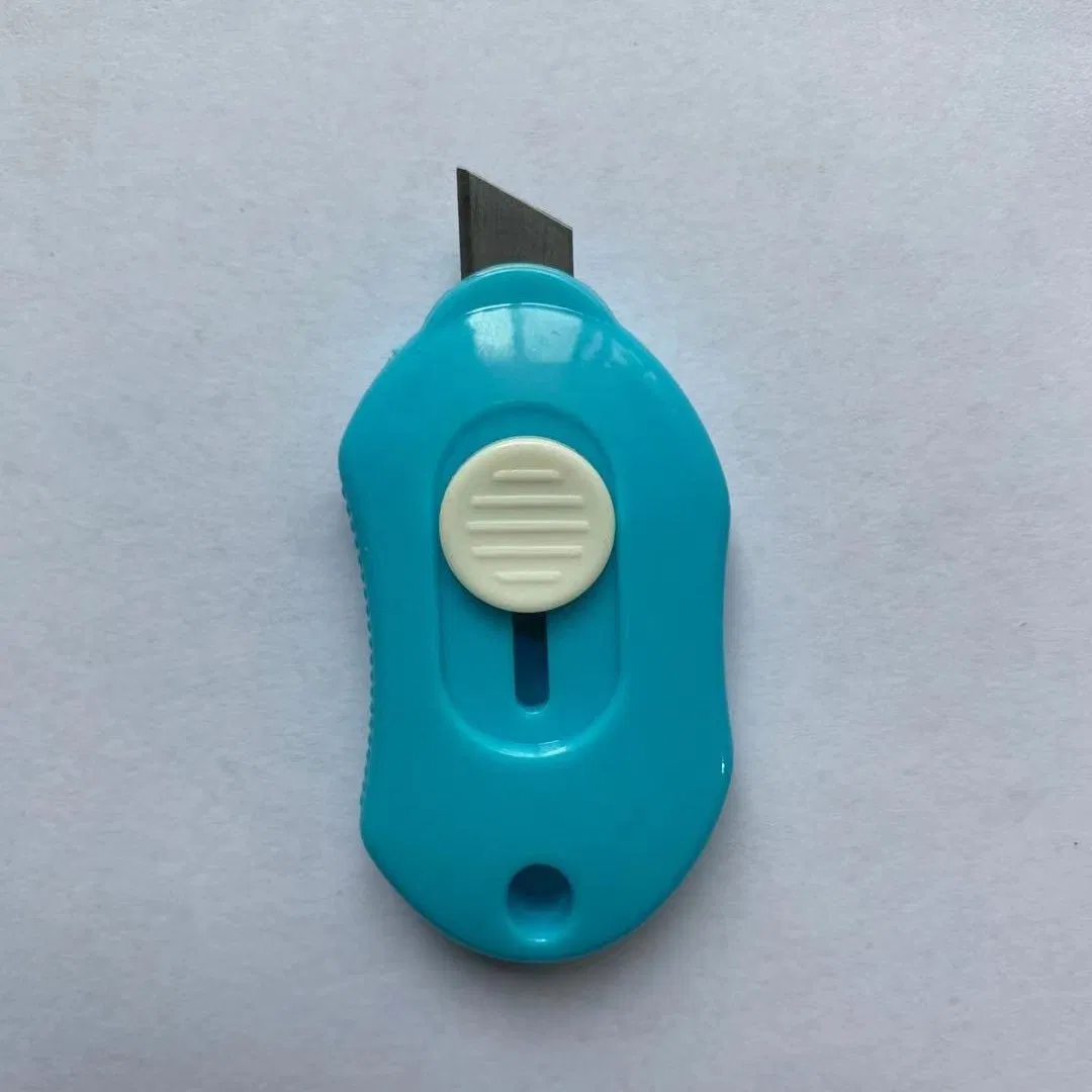 Мини-резак с выдвижным лезвием и открывалкой