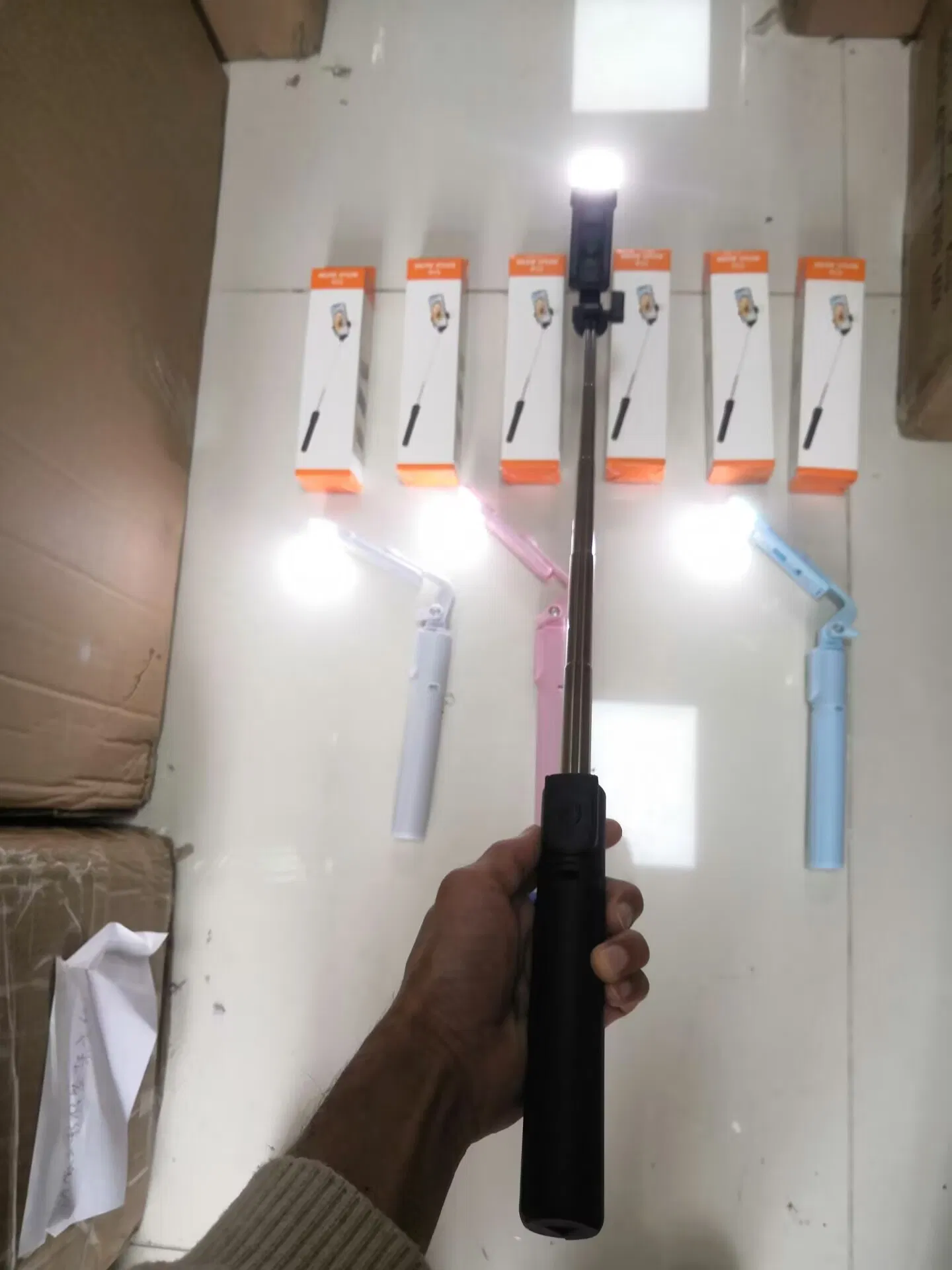 Монопод для селфи R1 R1s с LED-подсветкой и пультом