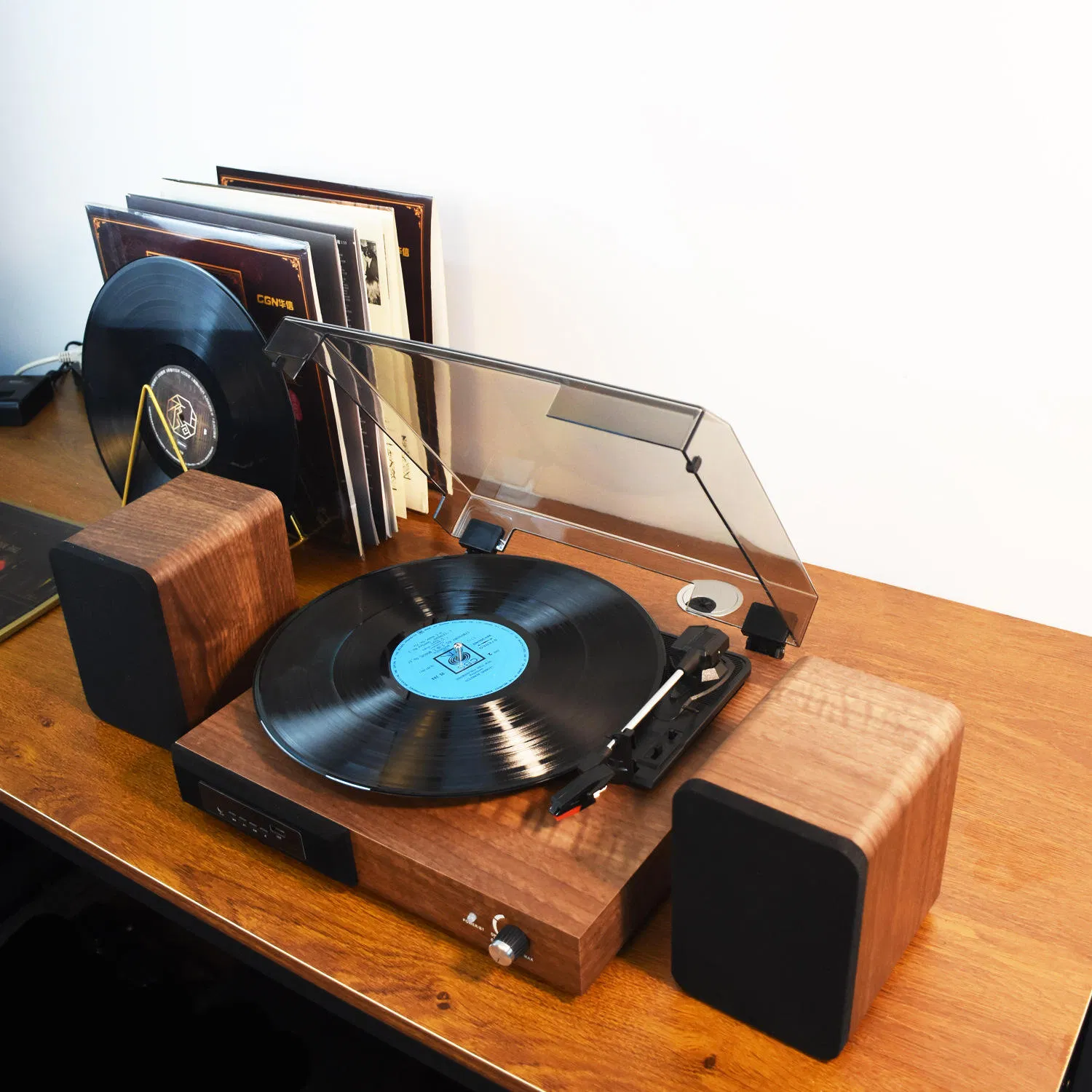 Ретро-проигрыватель винила с Bluetooth и AUX