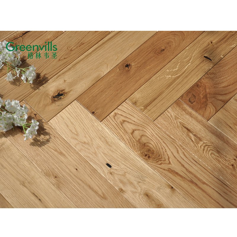 Инженерная паркетная доска елочкой натурального цвета