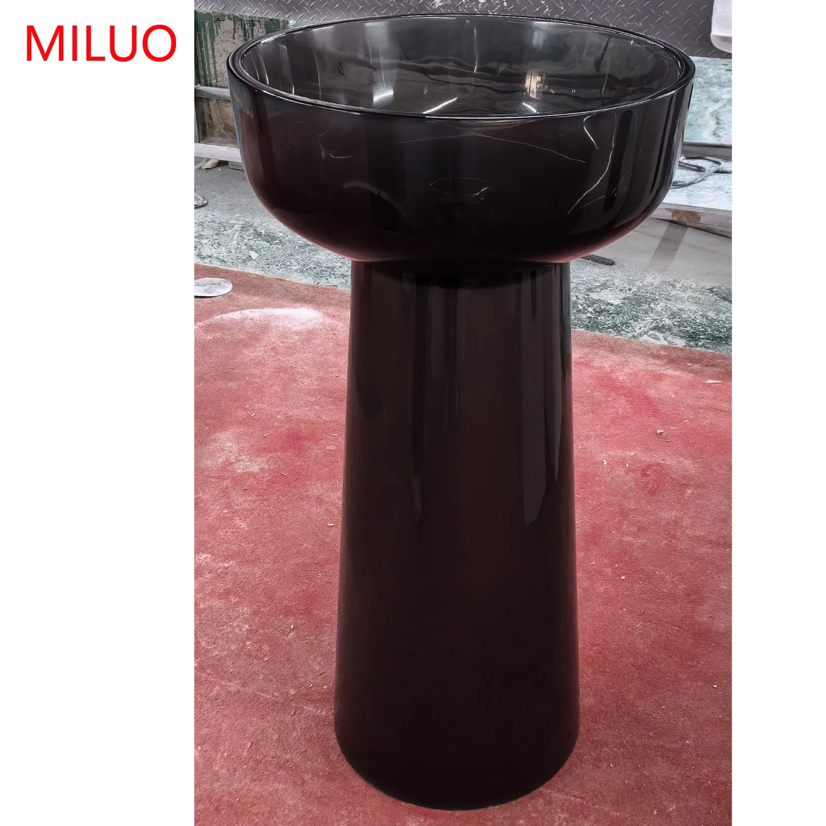 Раковина-стойка из прозрачной смолы черно-серого цвета