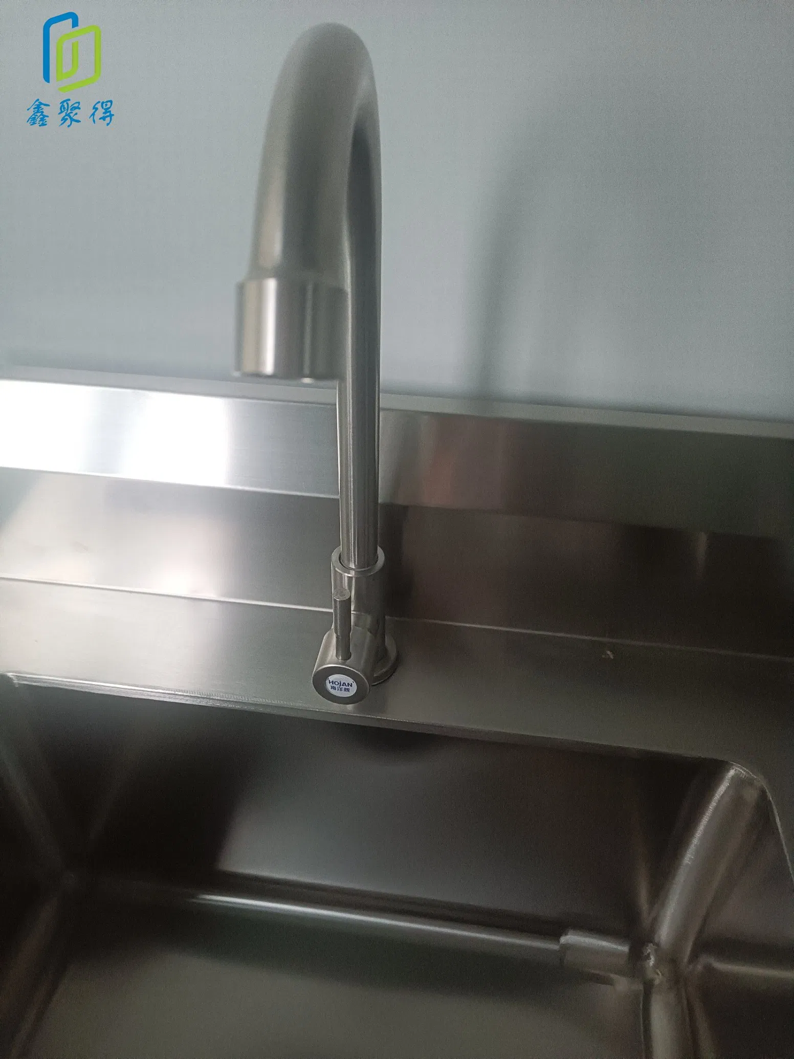 Durable Seamless Cleanroom Sink with Sensor Control Mechanism