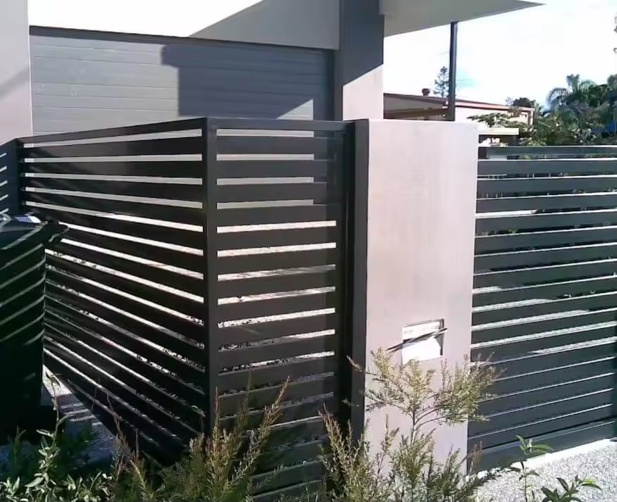 Aluminum Fence with Curved Top for Elegant Look
