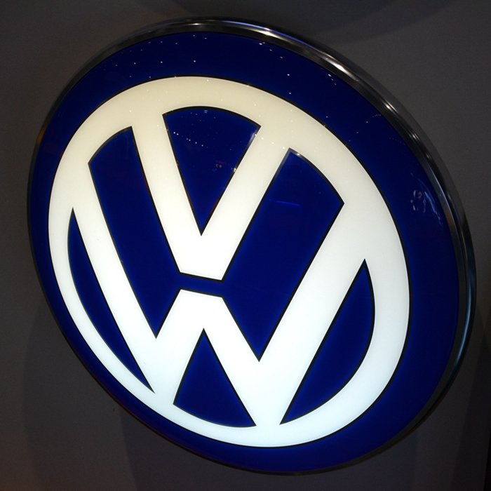 Indoor Vacuum Forming Chrome Coating LED Car Dealership Sign