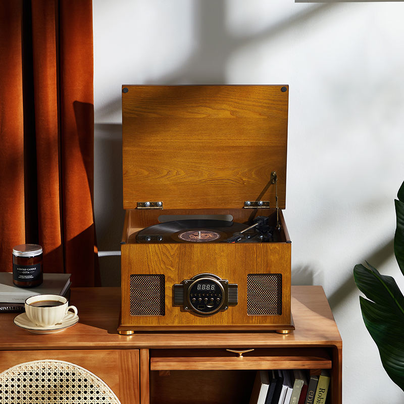 Деревянный музыкальный центр с проигрывателем винила, кассетой и радио
