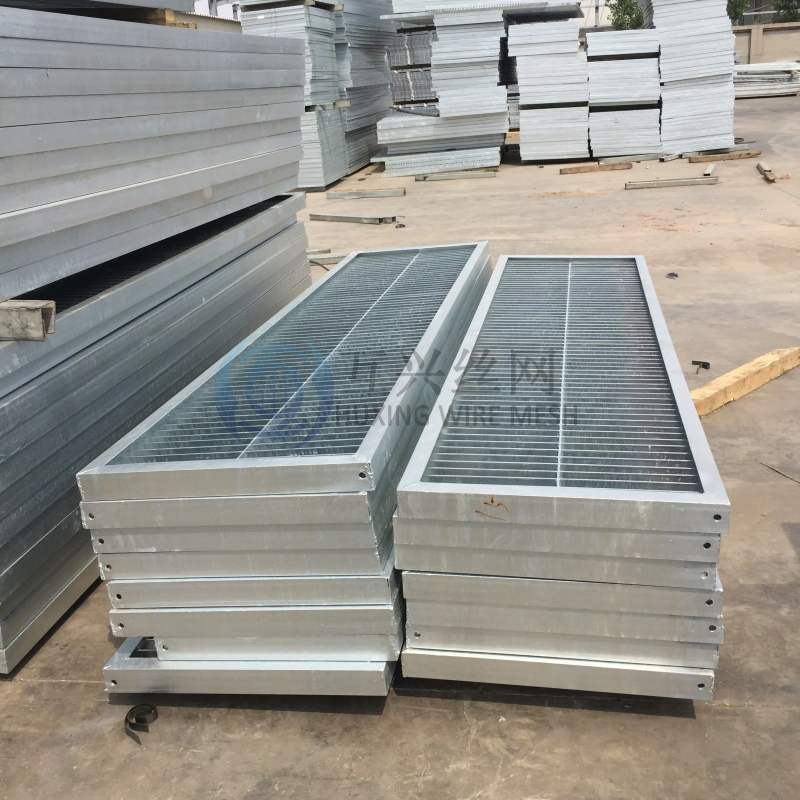 Manufacture 30X3 Plain Style Galvanised Steel Grating Trench Drain with Plates for Drainage Channel/Industrial Floor/Walkway Panel/Catwalks/Road