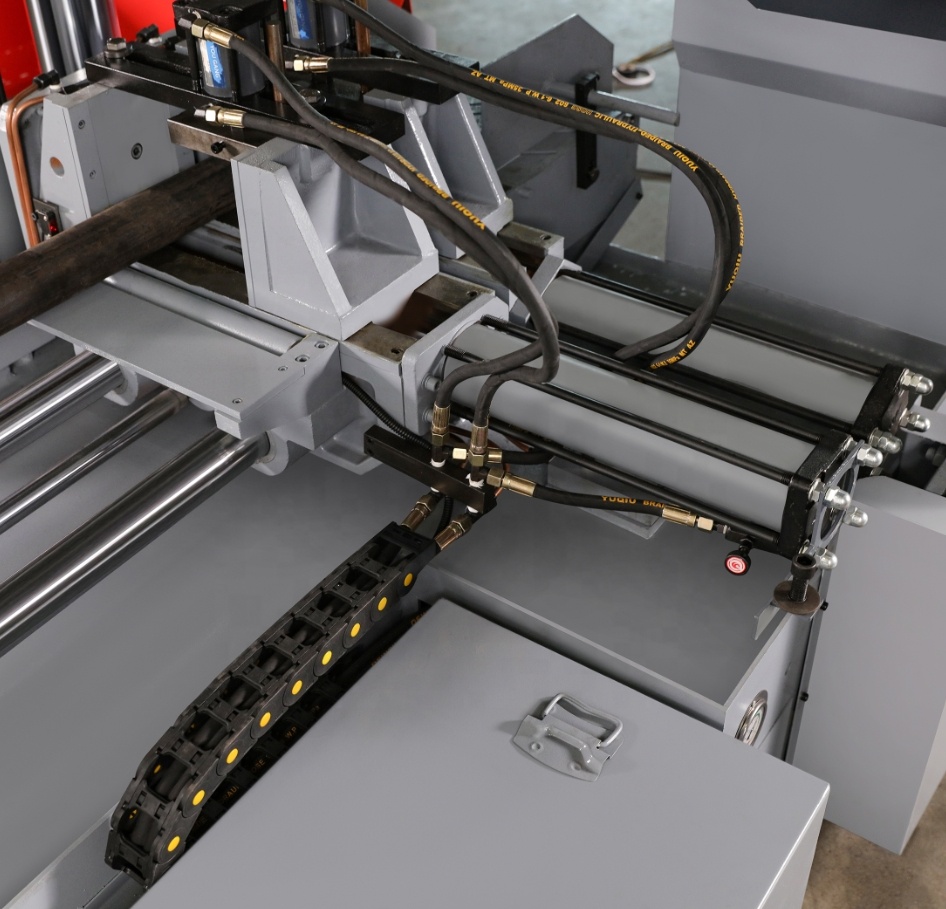 Ленточнопильный станок по металлу полуавтоматический