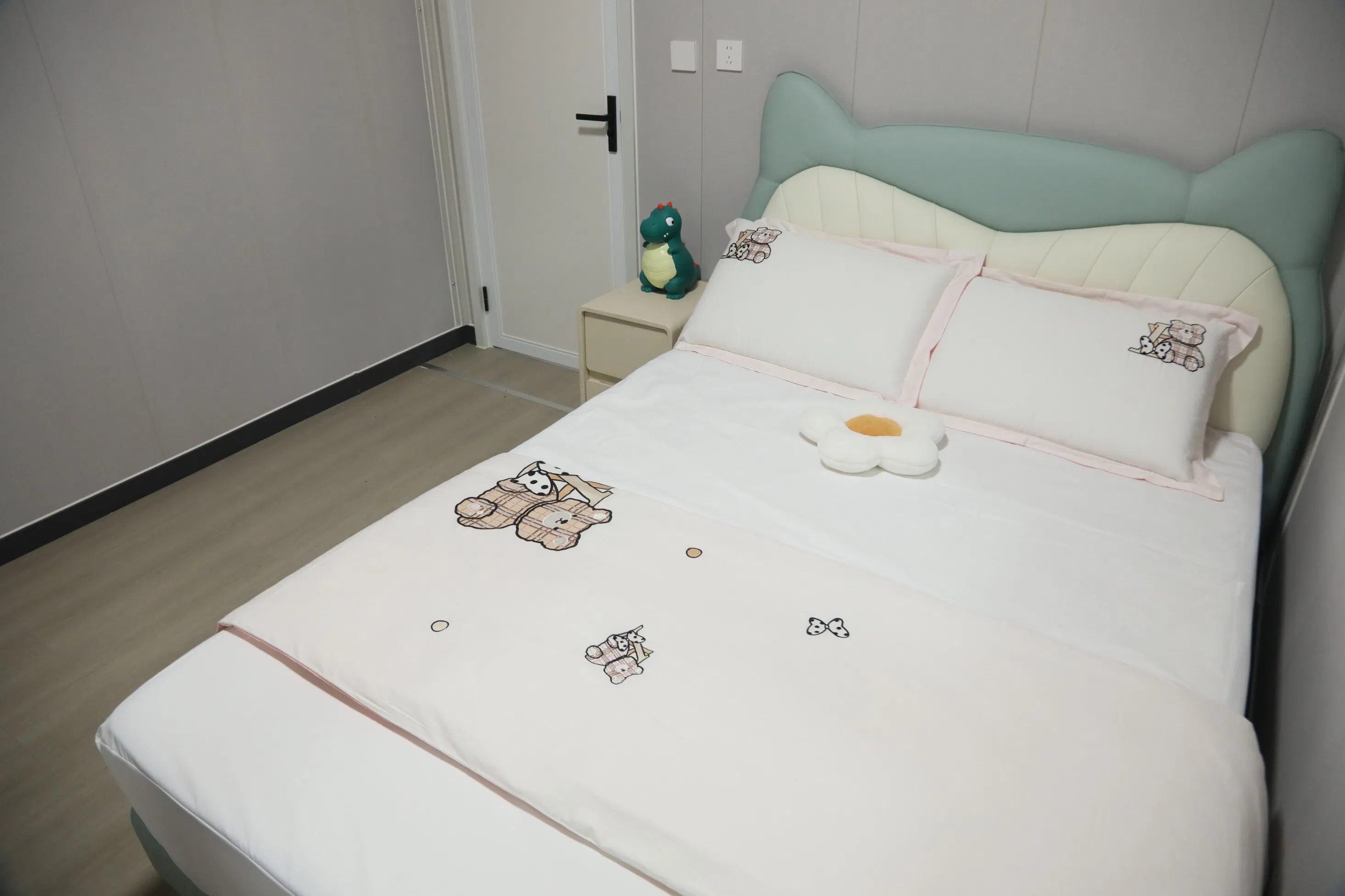 China Prefabricated Fully Equipped Glass Wall Portable Container Hotel House