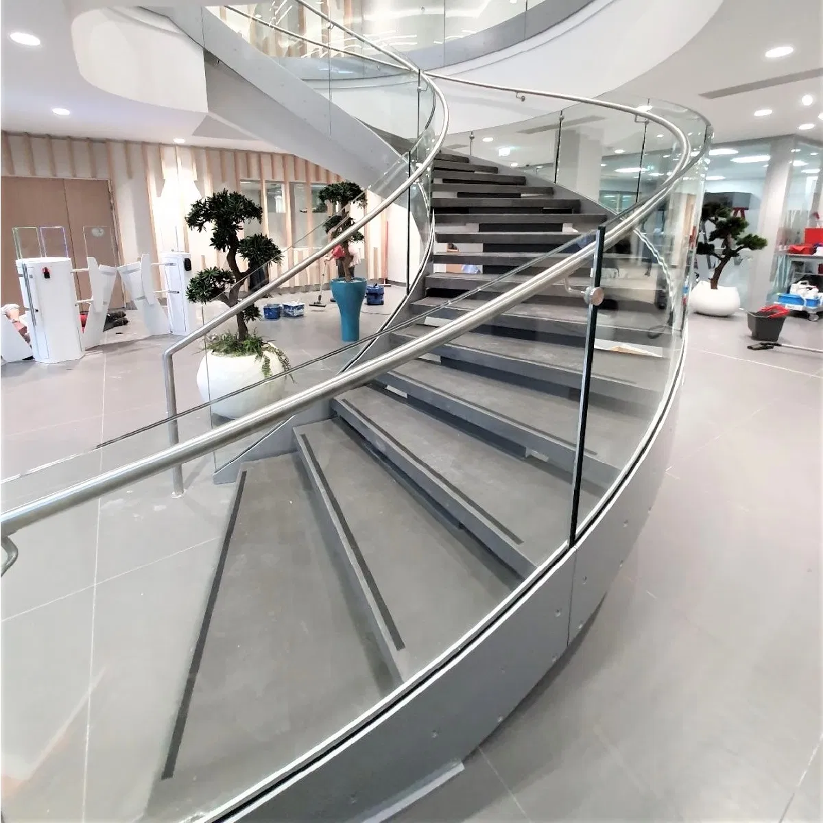 Customized Commercial/Villa Use Indoor Carbon Steel Glass Railing Curved Stairs with Glass /Marble/Wooden/Steel Step Option