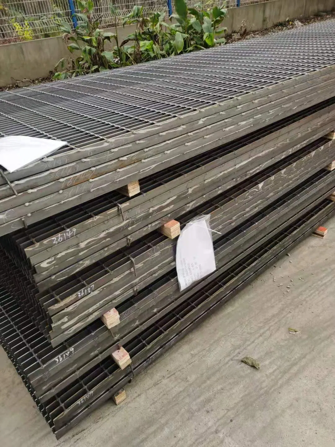 Stainless Catwalk Steel Grating/ Punched Decking/Grip Strut/Safety Grating