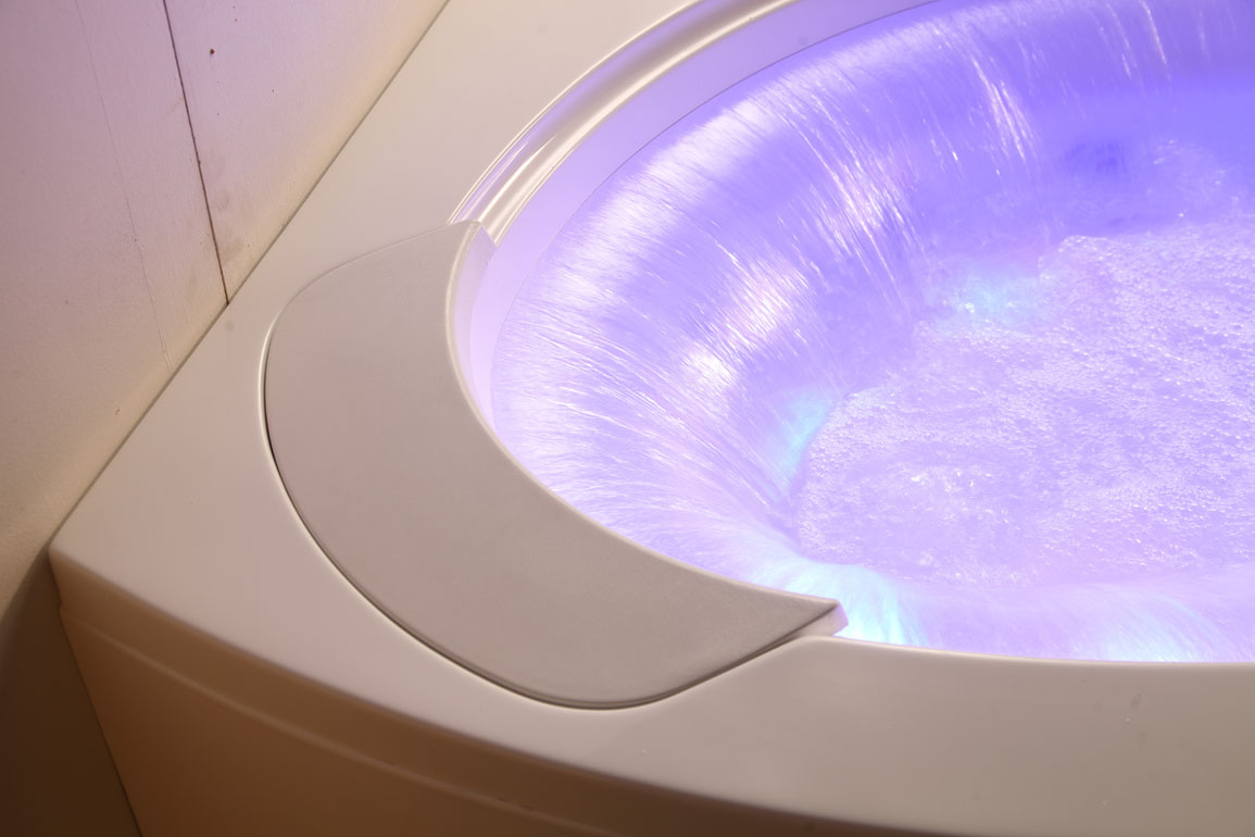 Угловая акриловая ванна с юбкой и гидромассажем