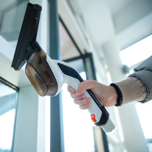 Yard Force Vita 4V Cordless Rechargeable Cleaner for Windows, Mirrors, Tiles, Shower Screens - Lw V28