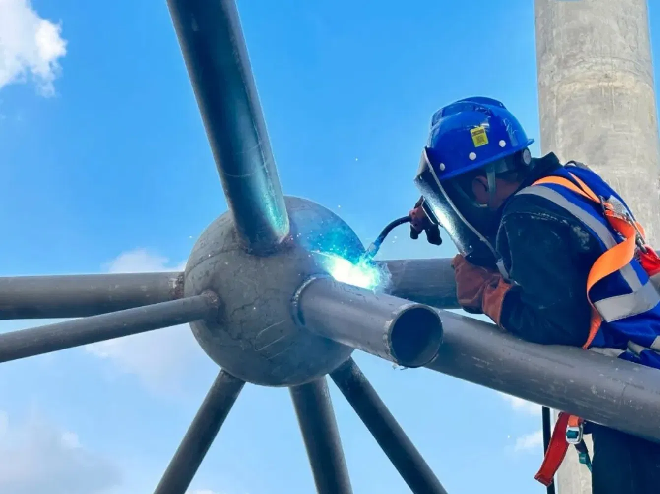 Great Overall Rigidity Reliable Light Weight Gas Station Welded Ball Space Truss