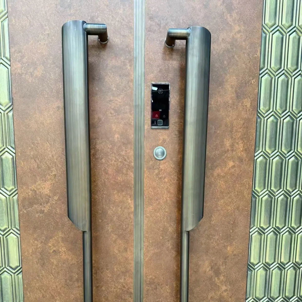 Алюминиевая двустворчатая дверь с золотым геометрическим дизайном