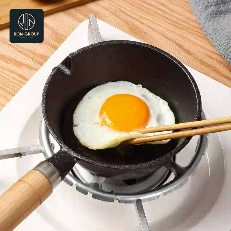 Чугунный казан с деревянными ручками для подвешивания, черный