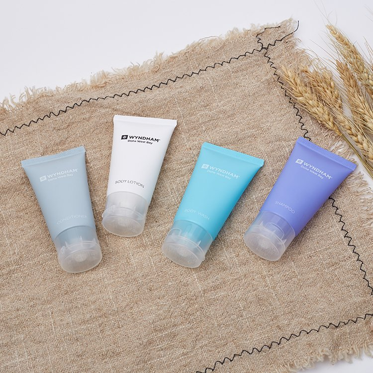 Wholesale 30ml Hotel Accessories Amenities Set Small Shower Gel Shampoo and Conditioner for Hotels SPA Bathroom
