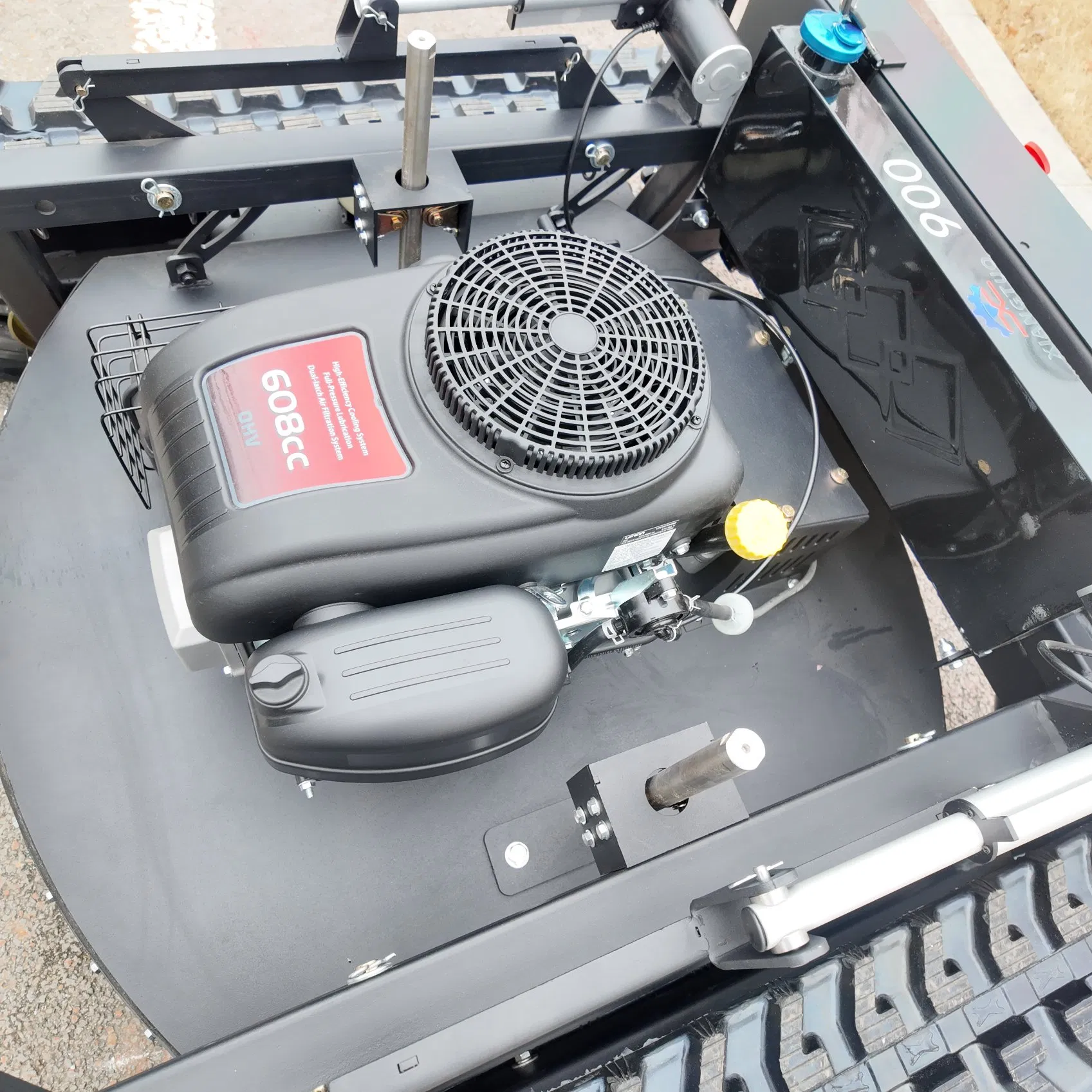 Автоматическая робот-газонокосилка на гусеницах с дистанционным управлением