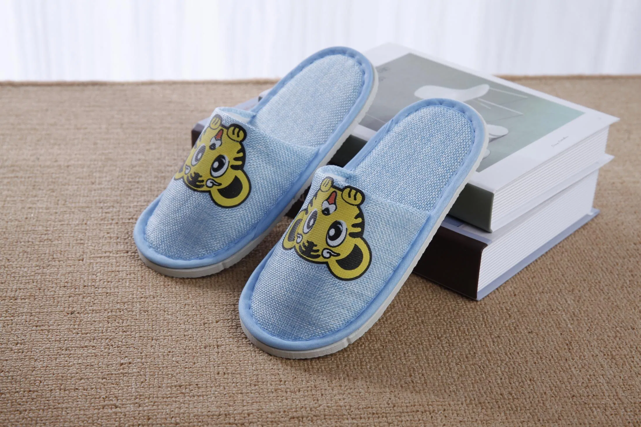 Luxury 4 Star Hotel White Disposable Embroidery Velvet Hotel Slippers