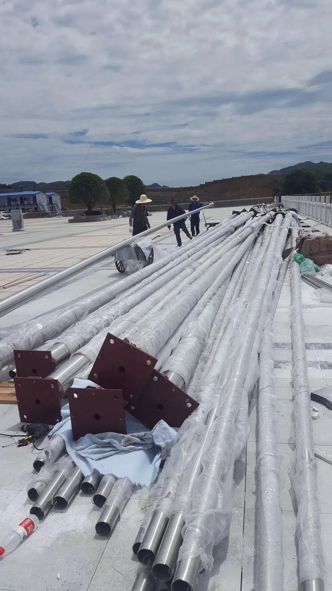 China Flagpole Manufacturers Large Stainless Steel Spinning Flagpole Electric Pulley System Raising Flag Pole for Sale