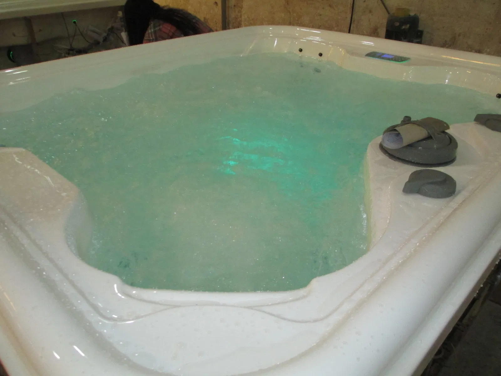 Маленькая угловая СПА ванна с гидромассажем и двумя лежаками