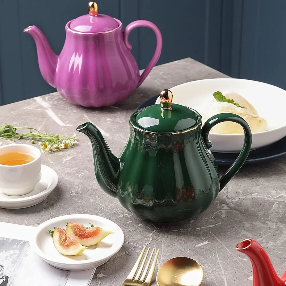 Фарфоровый чайный сервиз с чайником, сахарницей и молочником