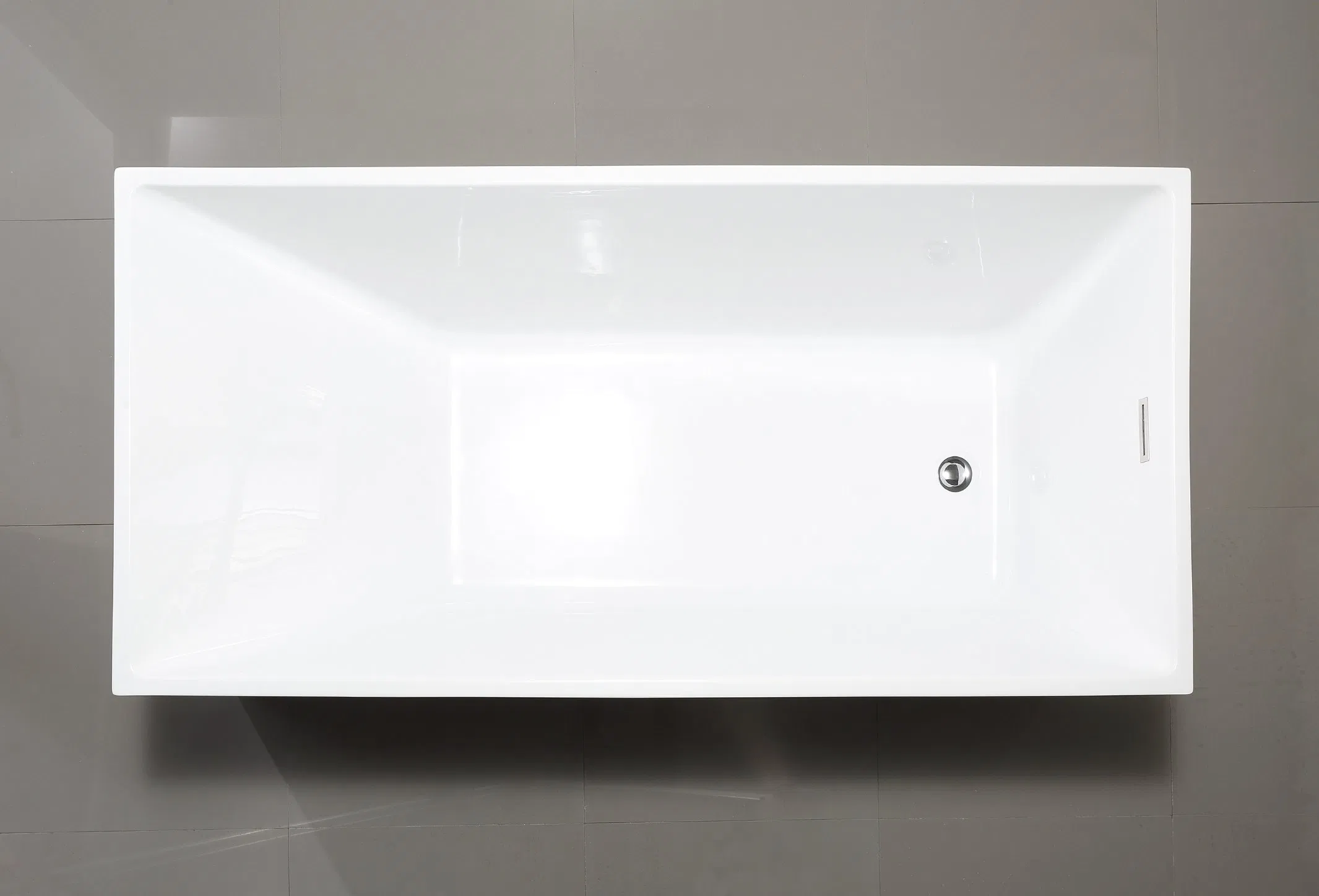 Прямоугольная акриловая ванна на ножках