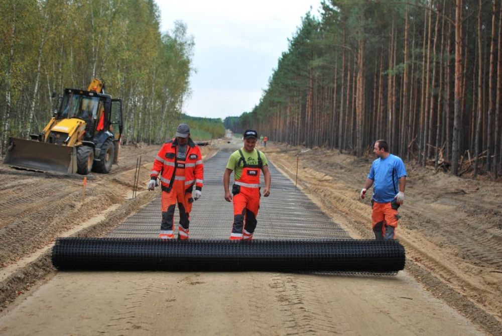 Customized Black 80kn 100kn Asphalt Road Glass Bidirectional Fiber Geogrid for High-Quality Slope Protection Roadbed Reinforcement