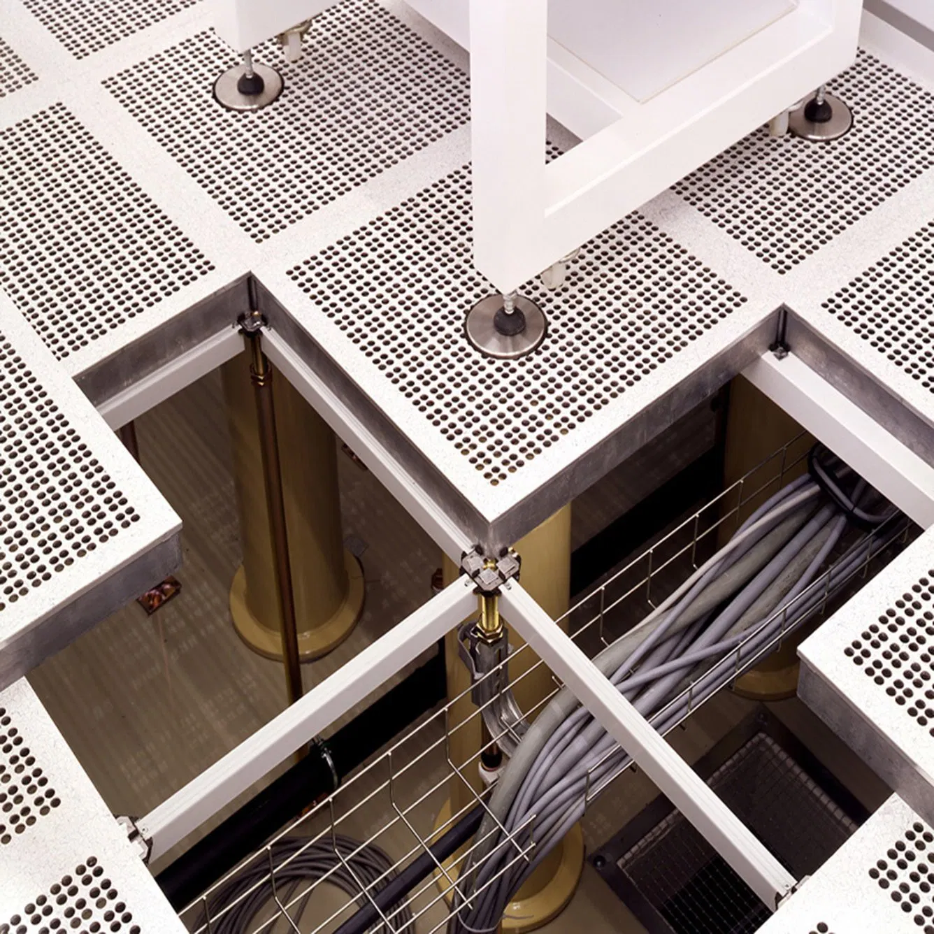 Excellent Rolling Load Performance Aluminum Perforated Access Floor for Microelectronics Industry