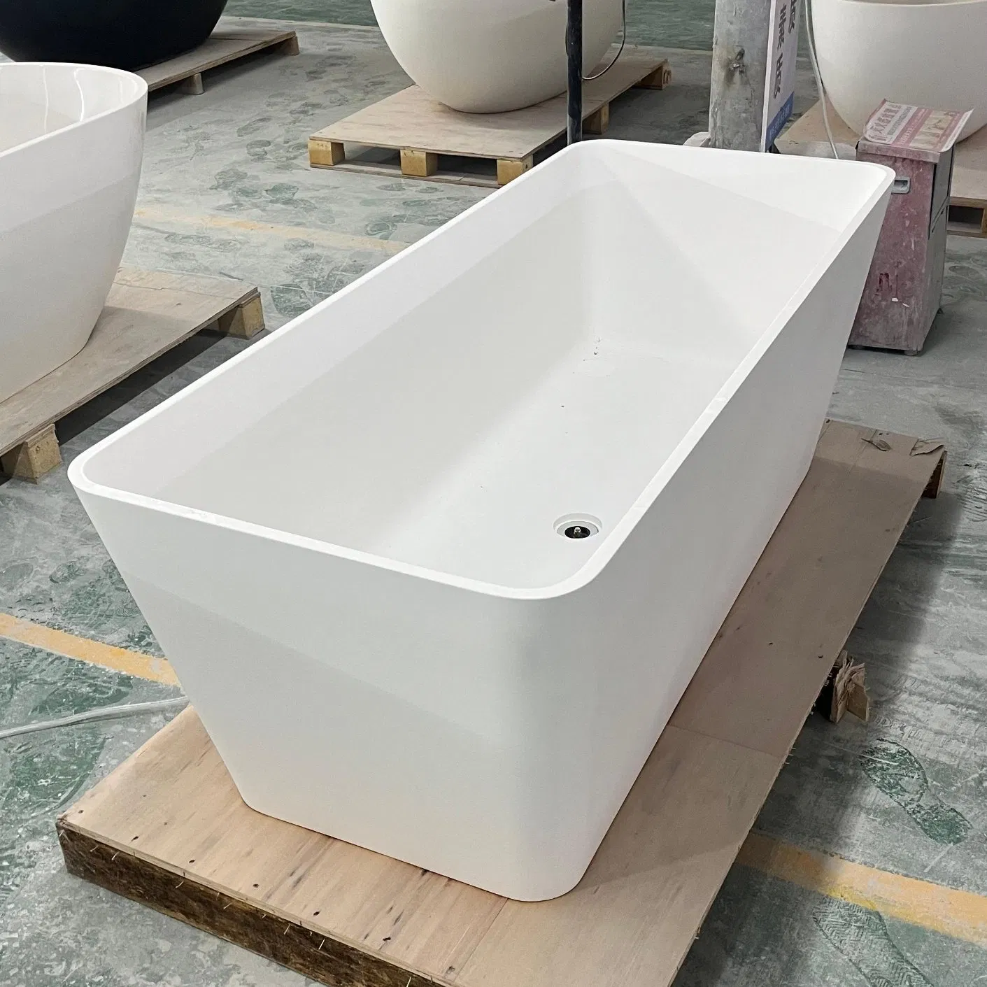 Прямоугольная ванна из искусственного камня