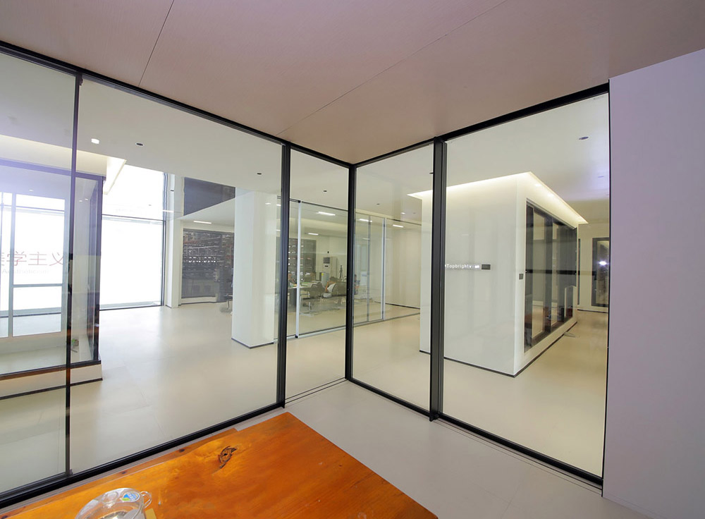 Factory Wholesale Laminated Tempered Glass in 6mm, 8mm, 10mm, 12mm Thickness for Floor Glass, Glass Bridges and Overpasses.