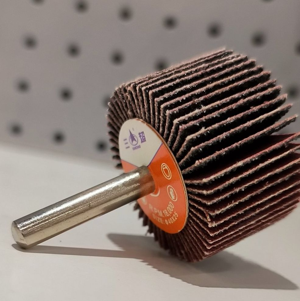 Абразивный лепестковый круг из циркония с валом