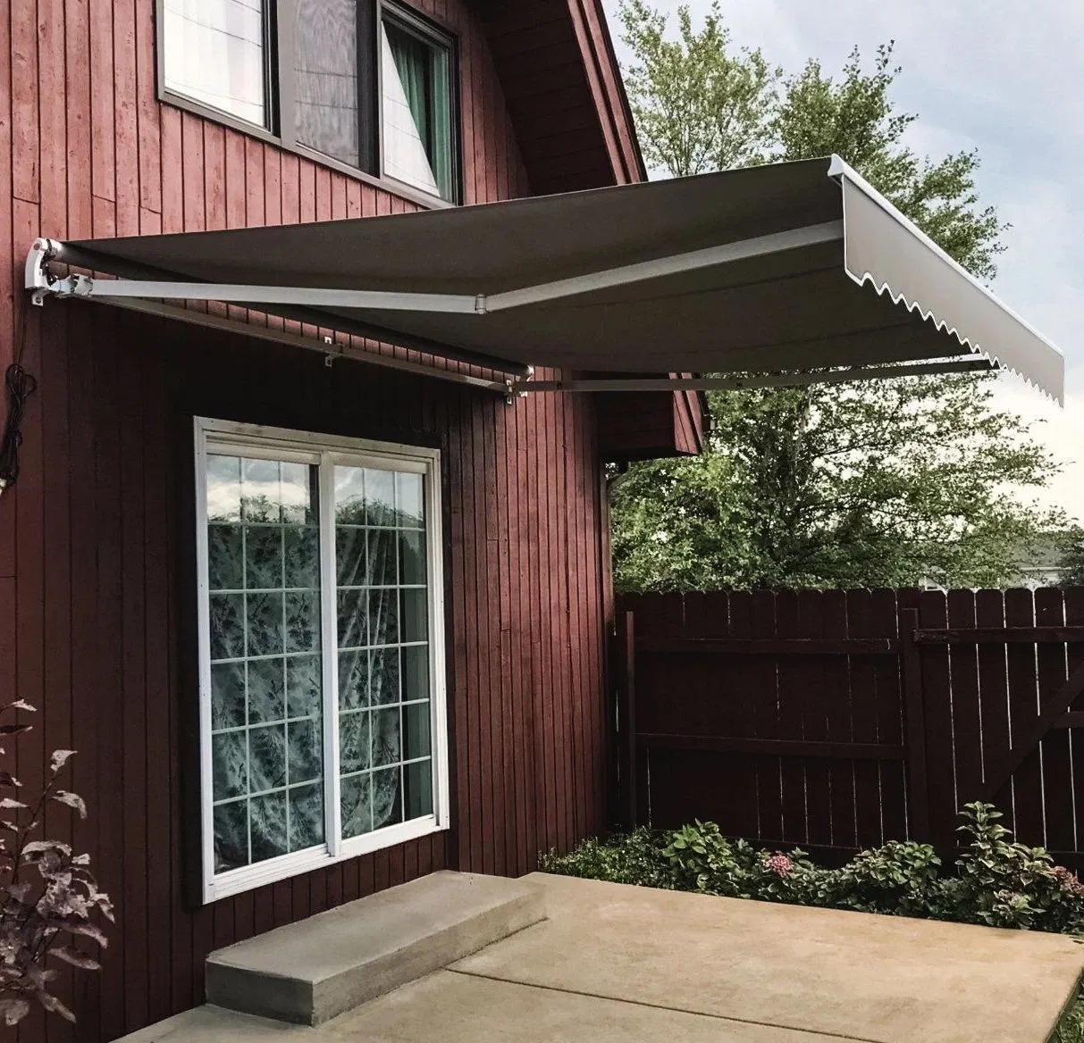 Premium Retractable Awning with Robust Frame and Contemporary Appearance