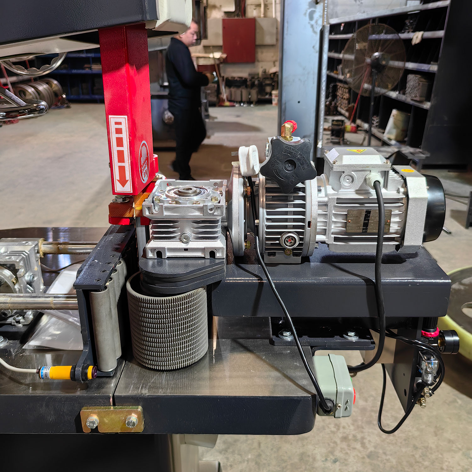 Ленточная пила по дереву вертикальная с автоподачей MJG396U