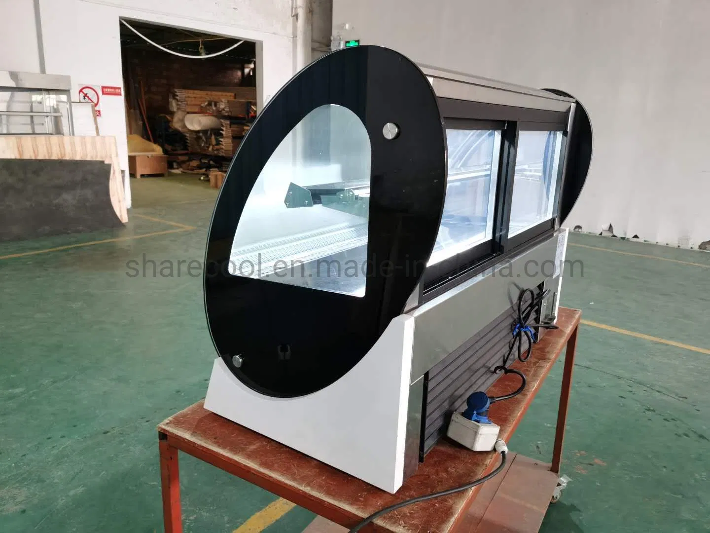 Прилавковый холодильник-витрина для тортов