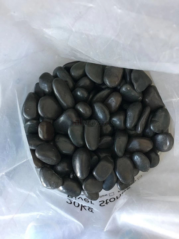 China Natural High Polished Polishing Black Pebble Stone Yard Stones River Stone for Outdoor Use Garden Decoration Stone