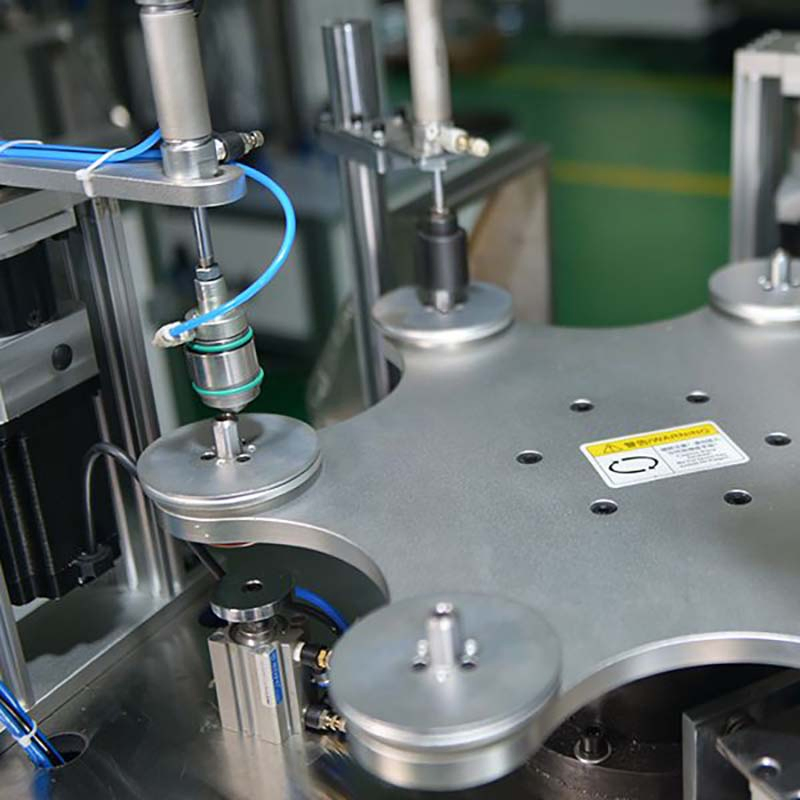 Автоматическая машина для нанесения абразивного клея на лепестковые диски