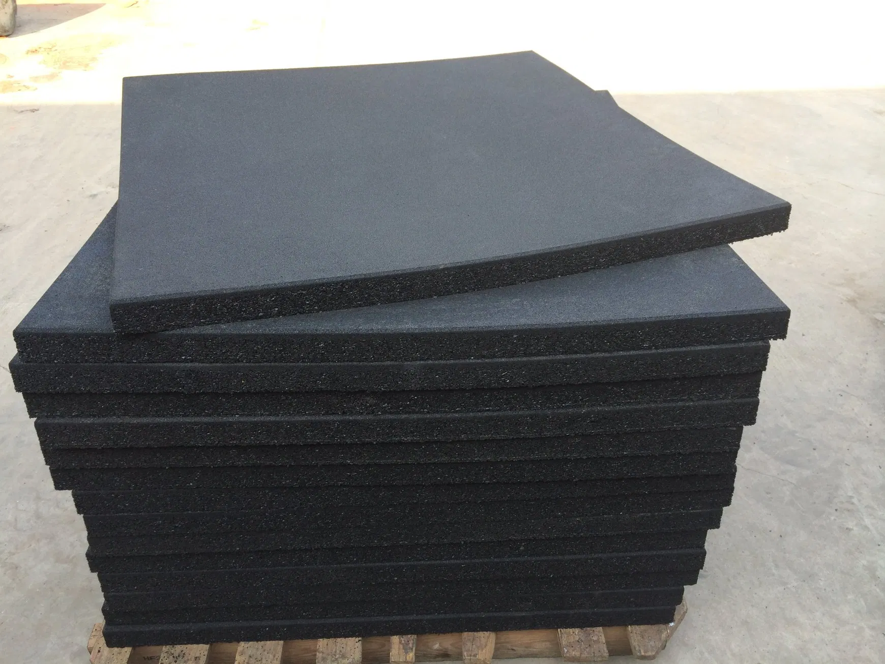 Top Quality 15mm, 20mm, 25mm Thick Rubber Gym Tiles Manufacturer